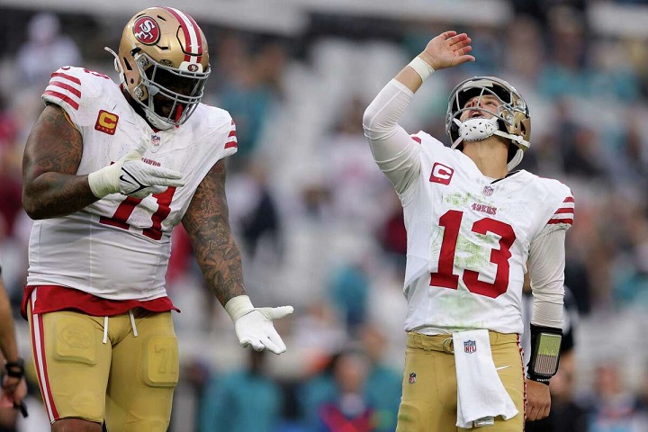 Les joueurs des San Francisco 49ers travaillent ensemble pour vaincre leurs puissants rivaux, les Jaguars de Jacksonville
